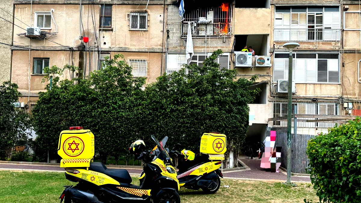 فيديو-مصرع رجل اثر حريق في مبنى سكني في جفعات شموئيل بمنطقة تل ابيب
