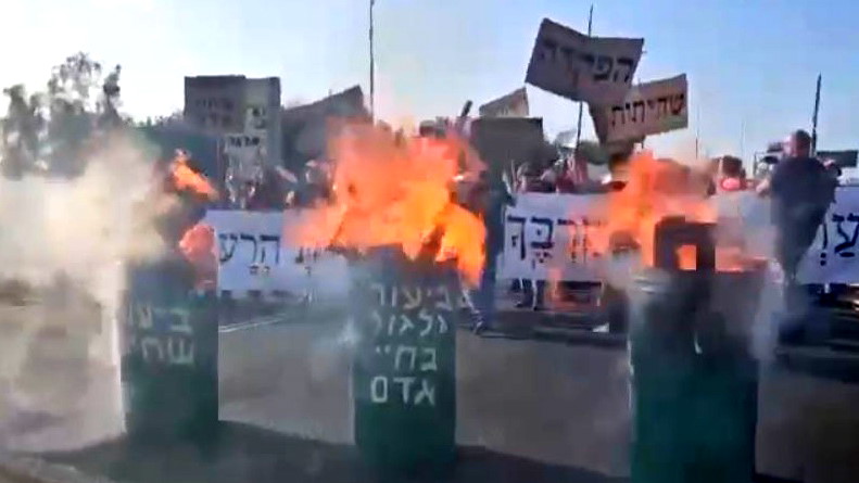 عائلات المحتجزين الإسرائيليين بغزة يغلقون شارع رقم 1 المؤدي إلى القدس للمطالبة بصفقة تبادل