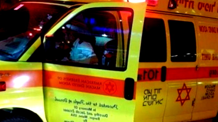 مصابان أحدهما بحالة خطيرة جراء تعرضهما لحادث طرق وسط البلاد 