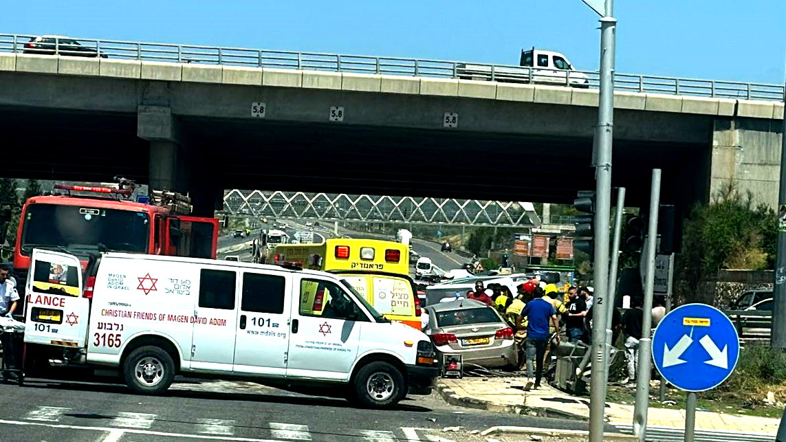 إصابة 7 أشخاص بينهم شابّة (21 عامًا) بجروح متوسّطة إثر حادث طرق وقع بين مركبة وحافلة على شارع 65 قرب مفرق جولاني