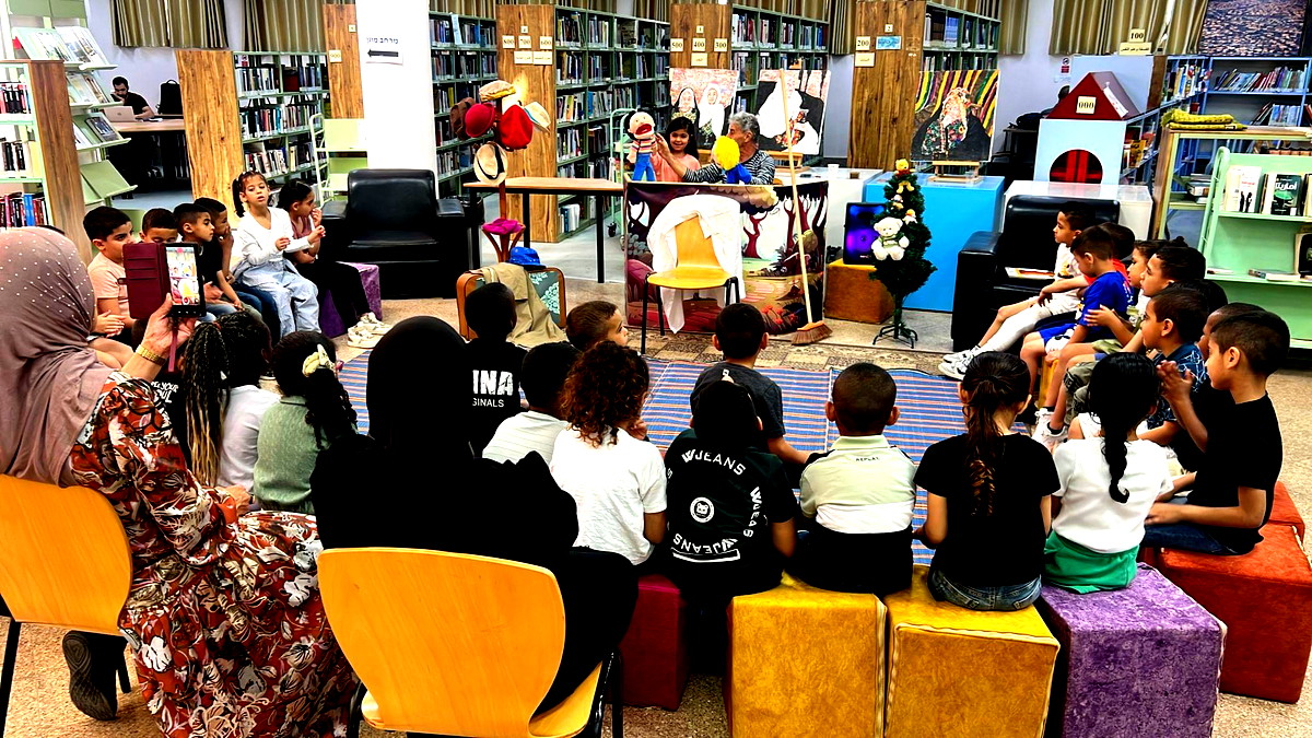  رهط: المكتبة العامة تستقطب أطفال البساتين لإثرائهم وتطوير قدراتهم اللغوية من خلال المسرح الدرامي 