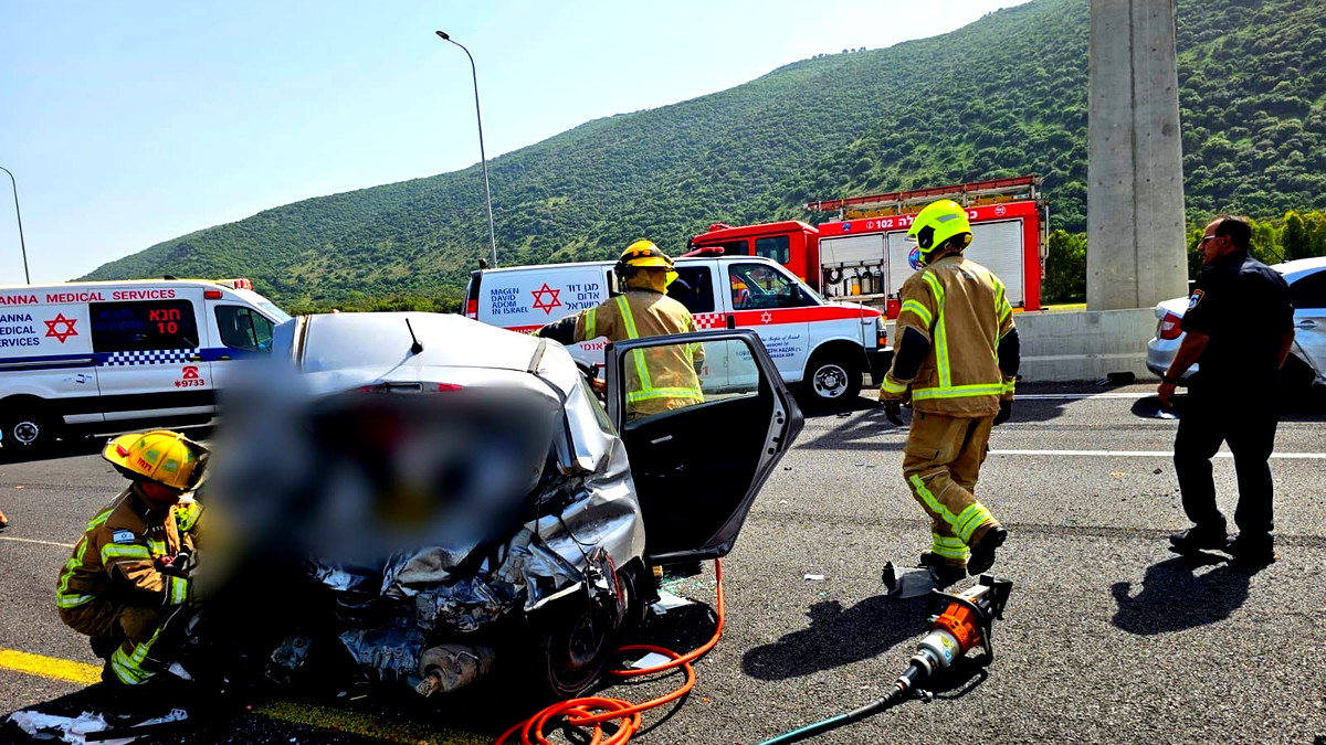 مصرع سيدة وطفل واصابة اخرين اثر حادث طرق وقع بين 3 مركبات على شارع 75