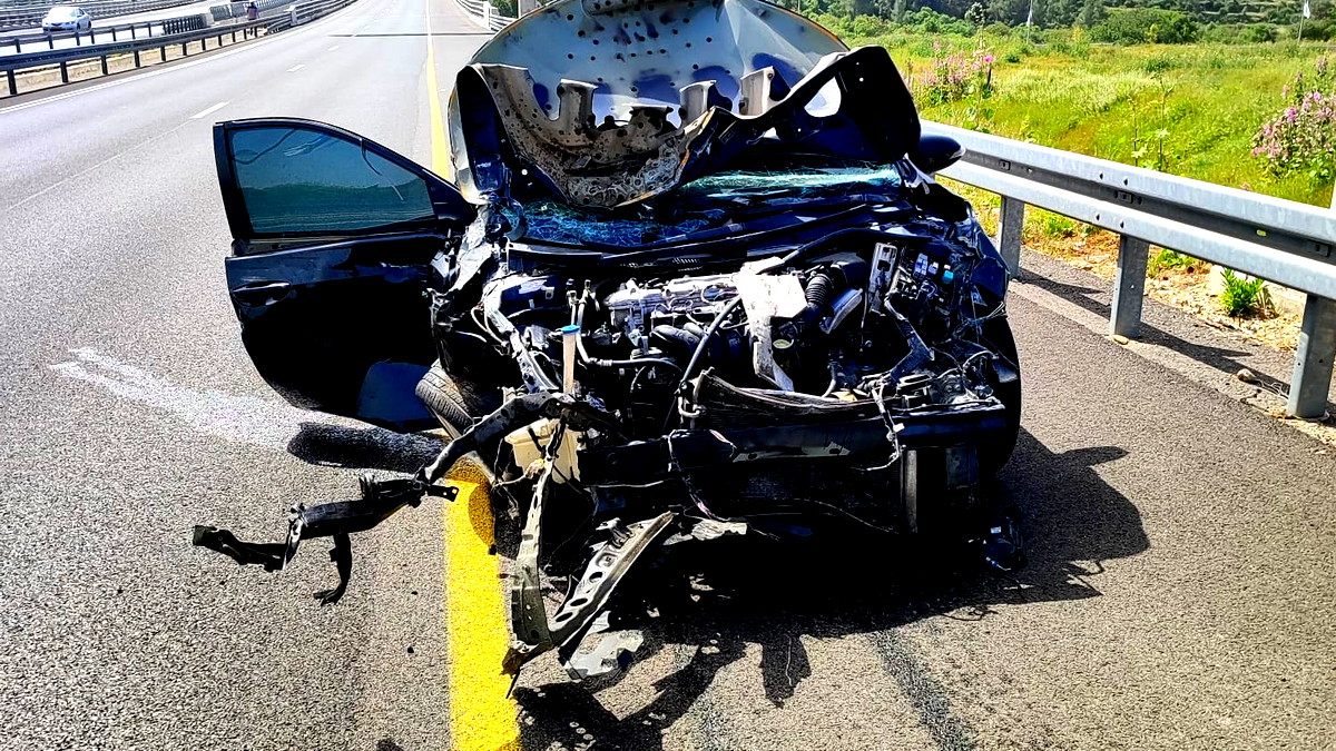 القدس: إصابتان إحداهما وصفت بالخطيرة إثر اصطدام مركبة بحاجز حماية على شارع 1