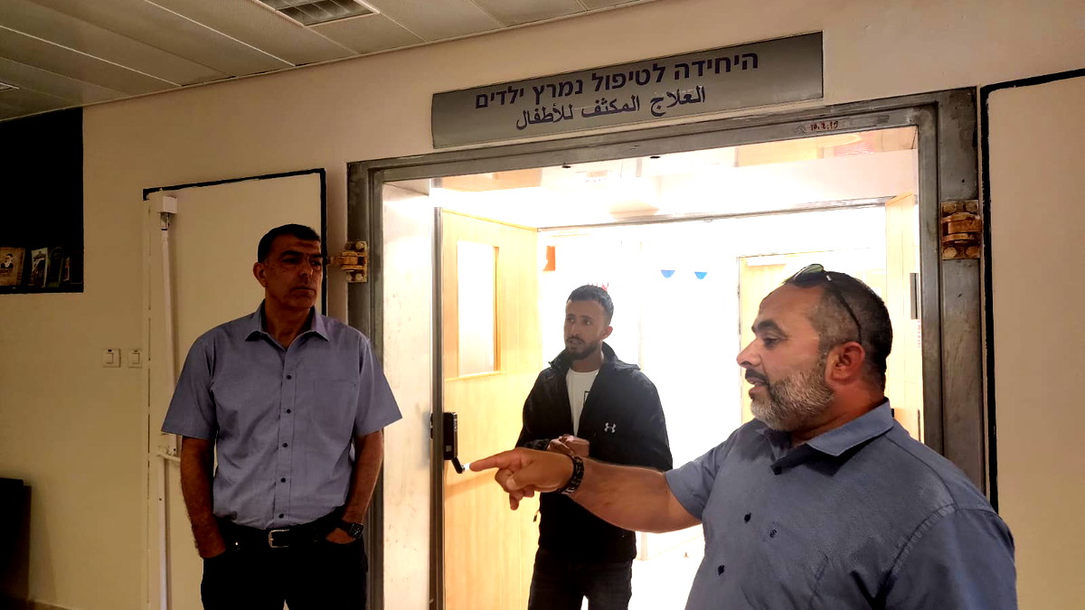  النائب د. ياسر حجيرات يزور الطفلة أمينة الحسوني ( 7أعوام) من قرية الفرعة التي أصيبت بشظية صاروخ