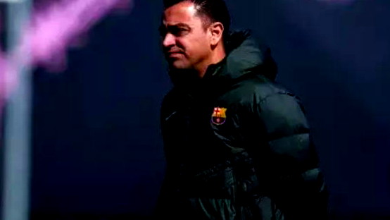 تشافي يعدل عن قرار الرحيل ويواصل تدريب برشلونة