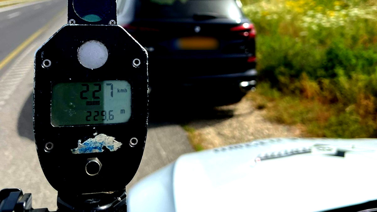 اعتقال شاب (26 عامًا) من قلنسوة ضبط يقود بسرعة فائقة تصل إلى 227 كم/ الساعة