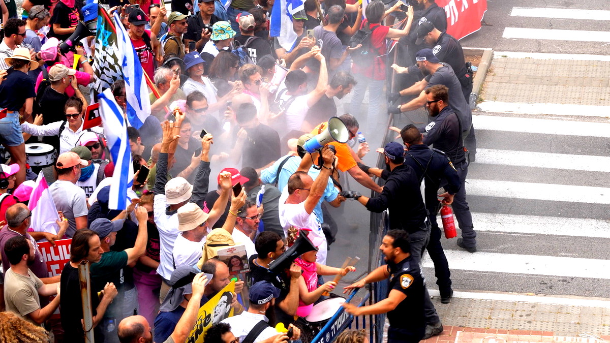 قبل الدخول إلى رفح| مناوشات أمام منزل غانتس ومتظاهرون يطالبونه بالاستقالة من حكومة نتنياهو: "سنحرق الدولة" 