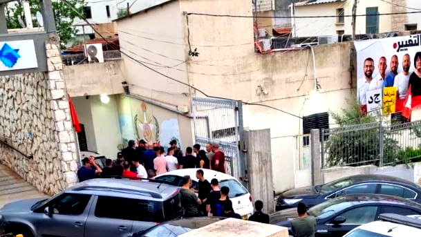 الشرطة تقتحم مقر الحزب الشيوعي والجبهة في الناصرة خلال التحضيرات لمسيرة الأول من أيار