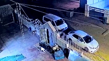 عرعرة النقب: إطلاق النار على صالون حلاقة دون وقوع إصابات.. توثيق بالفيديو 