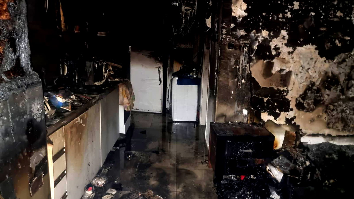 القدس: إصبة امرأة (40 عامًا) بحالة خطيرة إثر استنشاق دخان حريق اندلع  في مبنى سكني 