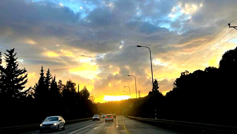 حالة الطقس: اجواء غائمة جزئيًا ومعتدلة... يطرأ انخفاض اخر على درجات الحرارة مع بقائها أعلى من معدلها العام