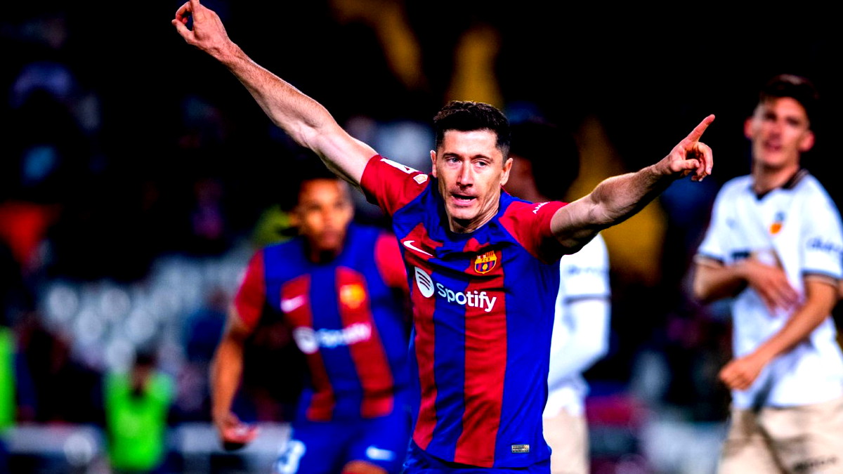 هاتريك ليفاندوفسكي يقود برشلونة للفوز على فالنسيا في الليغا