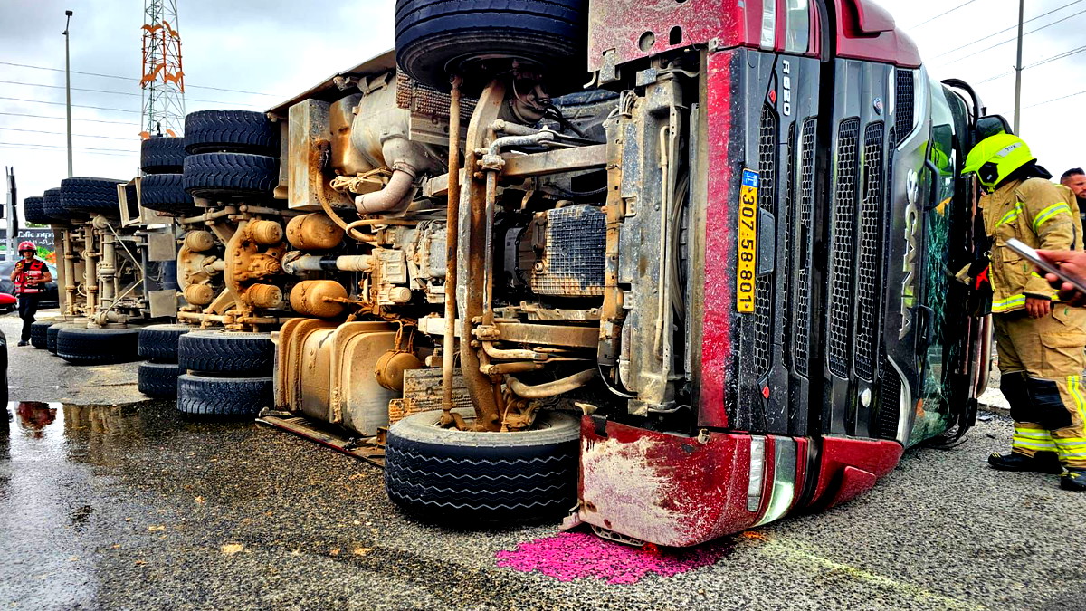 إصابة بحالة متوسّطة إثر إنقلاب شاحنة على مفرق كفر ياسيف باتّجاه جدّيدة المكر ويركا