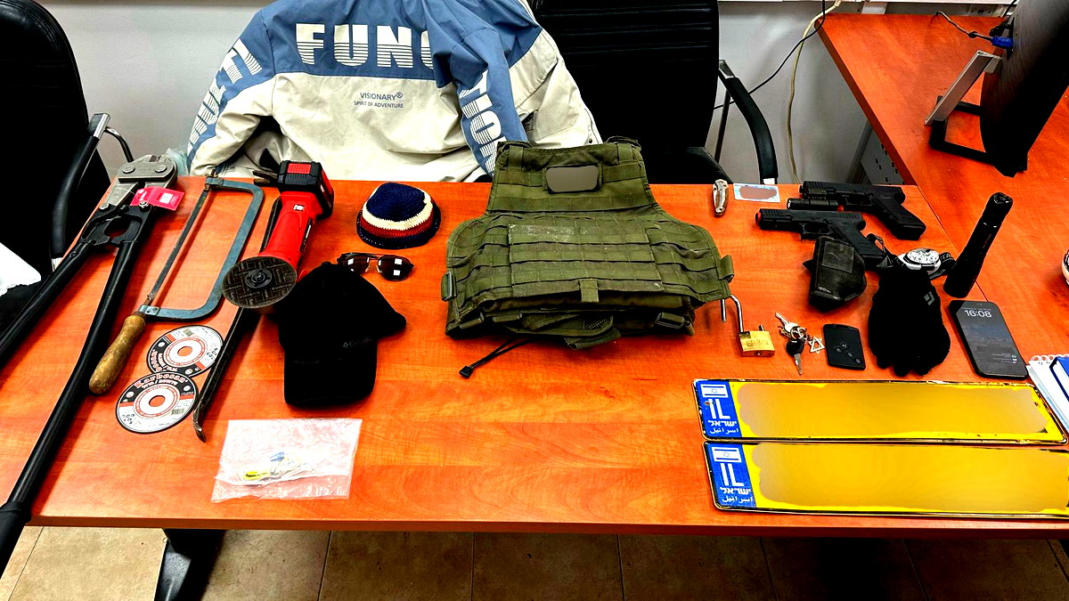 اعتقال شاب من الضّفة الغربيّة بالعشرينيات من عمره بشبهة حيازة أدوات سطو وسرقة مركبات وتزوير مستندات