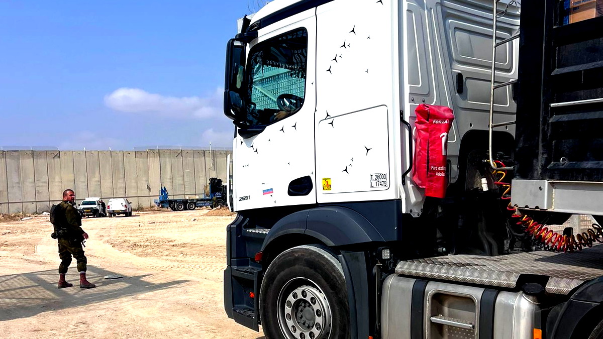 الجيش الإسرائيلي: فتح معبر إيرز أمام دخول المساعدات الإنسانية الى غزة لأول مرة منذ اندلاع الحرب