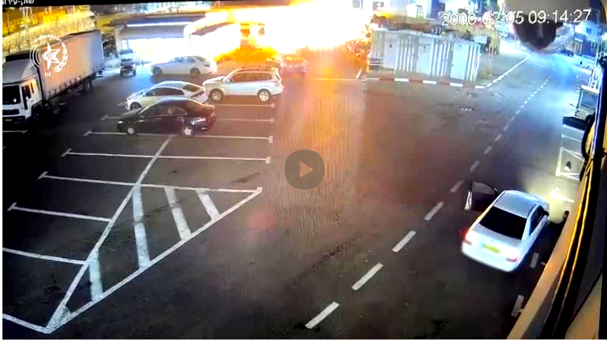 عكّا: اعتقال رجل (63 عامًا) بشبهة إضرام النار في صندوق الكرتون وممتلكات أخرى خلف محل تجاري بجانب مركز الإطفاء 