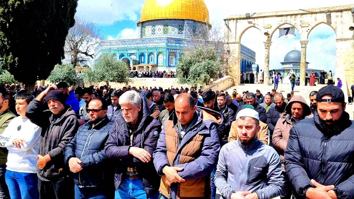 رغم العراقيل والتّضييقات التي فرضتها الشّرطة 30 ألف مصلٍّ أدوا صلاة الجمعة في المسجد الأقصى 