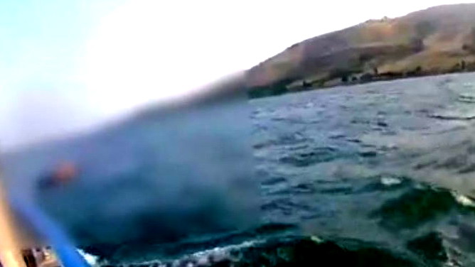 فيديو-  انقاذ شاب كان على فرشة بحريّة بعد انجرافه إلى داخل بحيرة طبريا