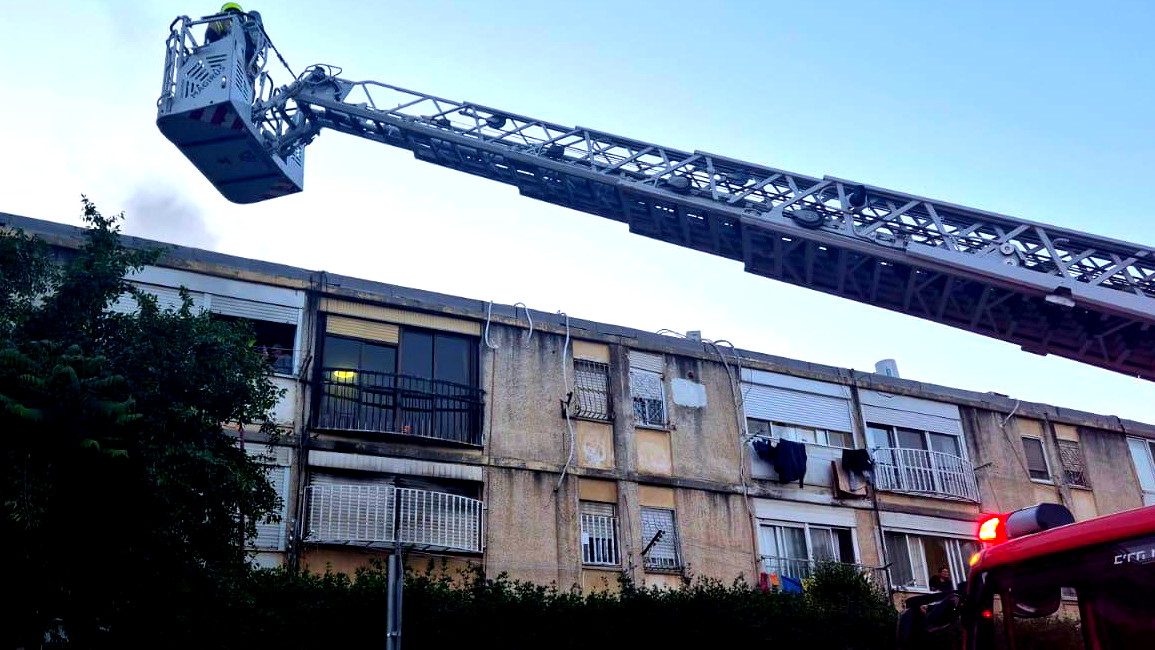 القدس: تخليص عالقين أثر إندلاع حريق في بناية سكنية 