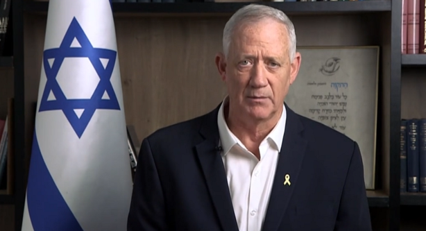 غانتس: استعادة الرهائن تتطلب منا كبح الغضب في إطلاق سراح الأسرى الفلسطينيين وتأجيل القتال