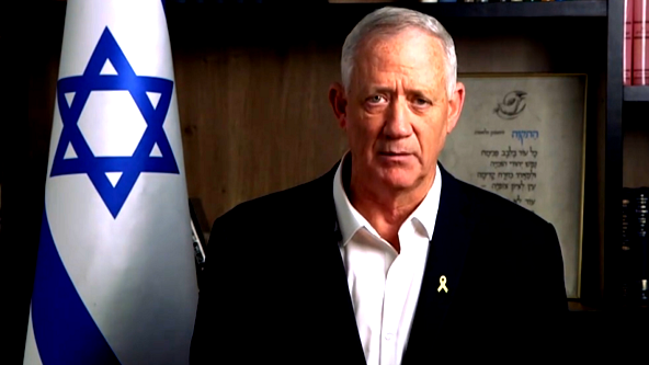 غانتس: استعادة الرهائن تتطلب منا كبح الغضب في إطلاق سراح الأسرى الفلسطينيين وتأجيل القتال