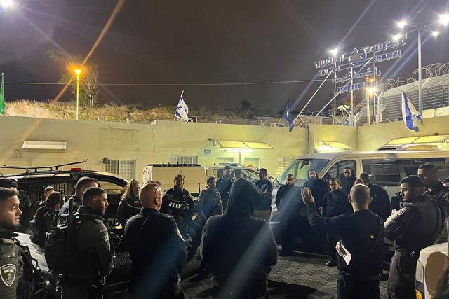 عقب نشاط للشرطة- القدس: اعتقال 84 فلسطينيًا داخل مبنى سكني في حي جبل المكبر بشبهة الإقامة في البلاد بشكل غير قانوني