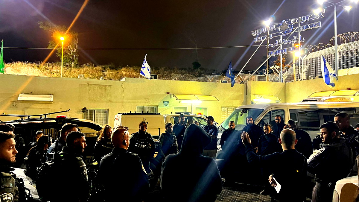 عقب نشاط للشرطة- القدس: اعتقال 84 فلسطينيًا داخل مبنى سكني في حي جبل المكبر بشبهة الإقامة في البلاد بشكل غير قانوني