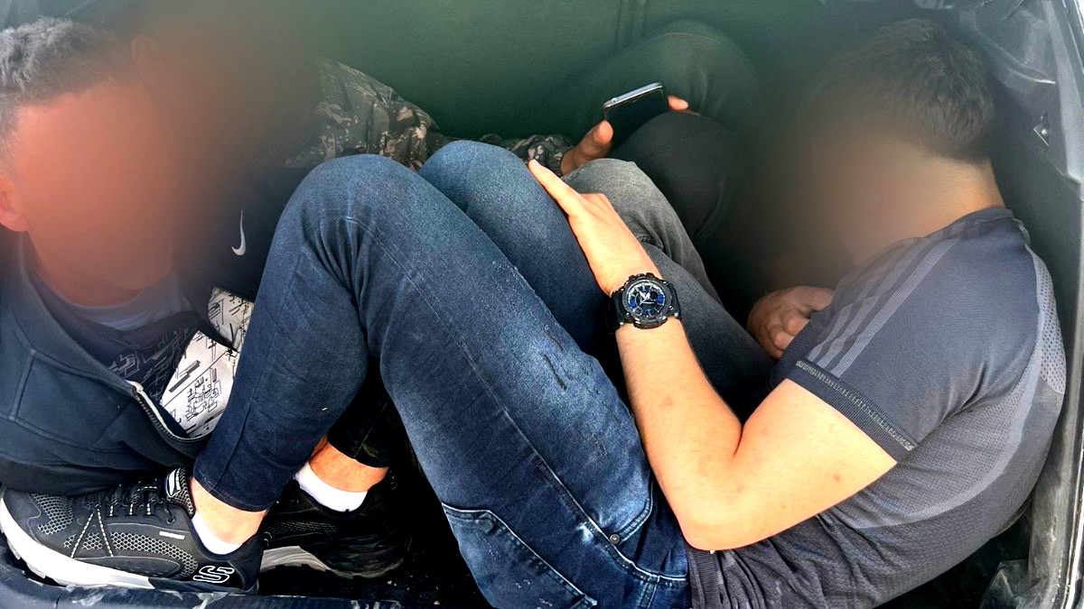 القدس: اعتقال شاب بشبهة القيادة بدون رخصة والعثور للمرّة الثّانية في صندوق مركبته مقيمين بدون تصاريح