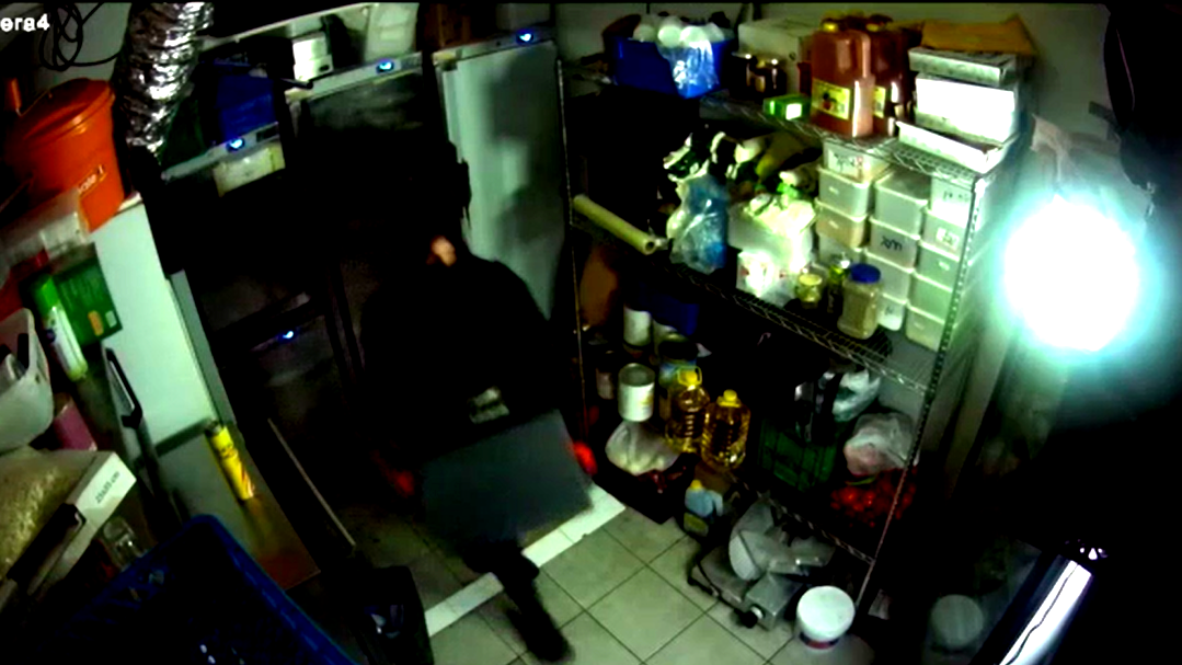 مركز البلاد: اعتقال رجل في الأربعينيّات من عمره بشبهة اقتحام مطعم وسرقة خزنة تحتوي على عشرات الآلاف من الشّواقل