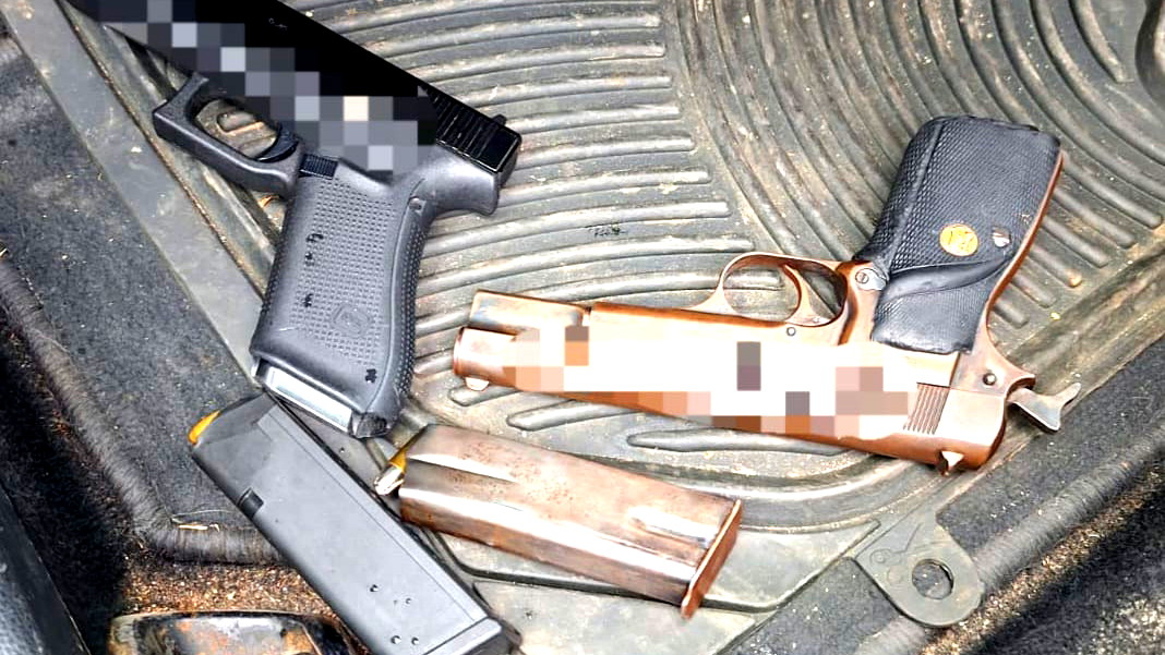 بعد احباط جريمة قتل!| أبو سنان: اعتقال شابين (19، 33 عامًا) بشبهة حيازتهما قطعتي سلاح وذخيرة