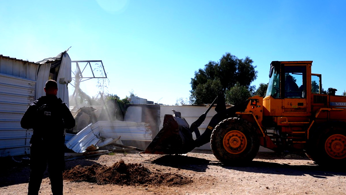 النائب منصور عباس يزور عائلة أبو عصا بعد هدم 47 من بيوتهم ويؤكد: واجبنا أولًا دعم العائلات المنكوبة ماديًّا ومعنويًّا وتوفير غطاء سياسي وقانوني لهم