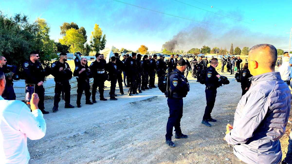  العطاونة: "نكبة حقيقية اليوم في النقب عند عائلة أبو عصا"- الاعتداء على النائب يوسف العطاونة أثناء عمليات الهدم في النقب