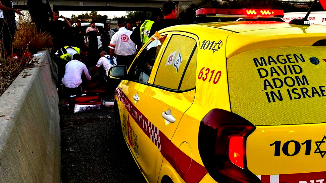 اصابة سائق دراجة نارية بجراح خطيرة اثر حادث طرق على شارع 6 قرب مفرق نتسني عوز