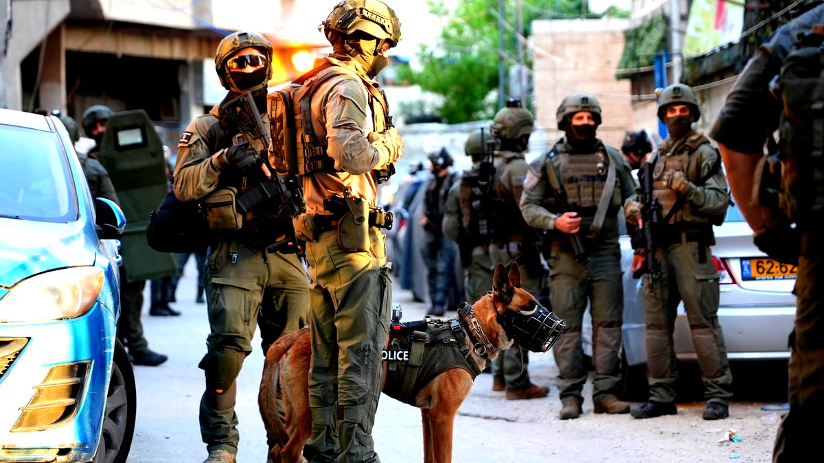 صور وفيديو| القدس: محاصرة منزل منفذ عملية مفرق الرام شماليّ المدينة قبل حوالي ثلاثة أشهر تمهيدًا لهدمه