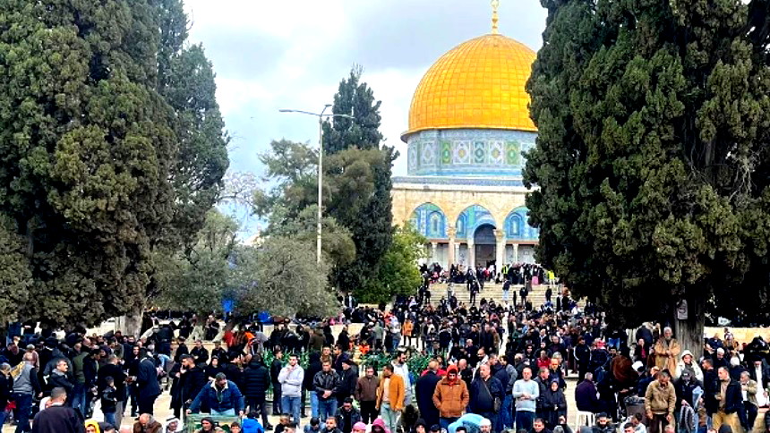 على الرّغم من التقييدات- 35 ألف مصلٍ أدوا صلاة الجمعة في الحرم القدسي الشّريف 