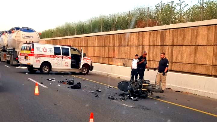 حرب الشّوارع- إصابة خطيرة لشاب (30 عامًا) إثر حادث طرق مروّع وقع بين مضخة باطون ودراجة نارية على شارع 22 في منطقة الكرمل