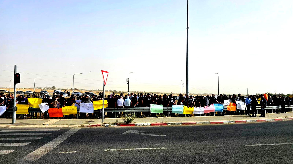 تظاهرة في النقب رفضًا للهدم والتضييق| وليد الهواشلة: "سنستمر بنضالنا حتى وقف سياسات الهدم والاعتراف بقرانا في النقب"