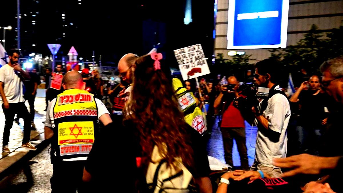 عائلات الرهائن الإسرائيليين تتظاهر وتطالب بـ"صفقة فورية" بعد إعلان حماس موت رهينتين