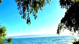 حالة الطّقس: يكون الجو غائمًا جزئيًا إلى صافٍ معتدل في المناطق الجبلية وحاراً نسبيًّا في بقية المناطق... يطرأ انخفاض ملموس على درجات الحرارة مع بقائها أعلى من معدلها العام