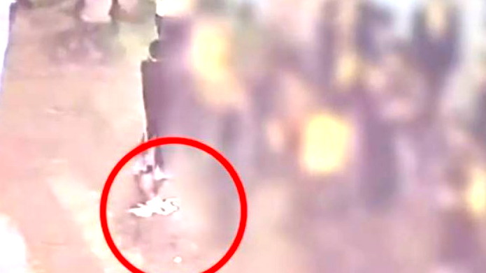 الشرطة: اعتقال مشتبه قام بتحريض اطفال على تمزيق وإحراق أعلام إسرائيل في في القدس