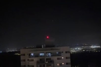 وسائل إعلام إسرائيلية: إصابة 3 أشخاص جراء سقوط صاروخ أطلق من غزة على مدينة اشكلون