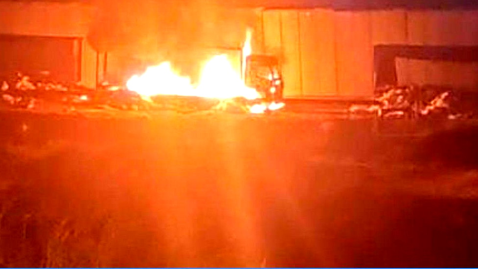 مستوطنون يضرمون النار في شاحنة تنقل مواد غذائية إغاثية لغزة