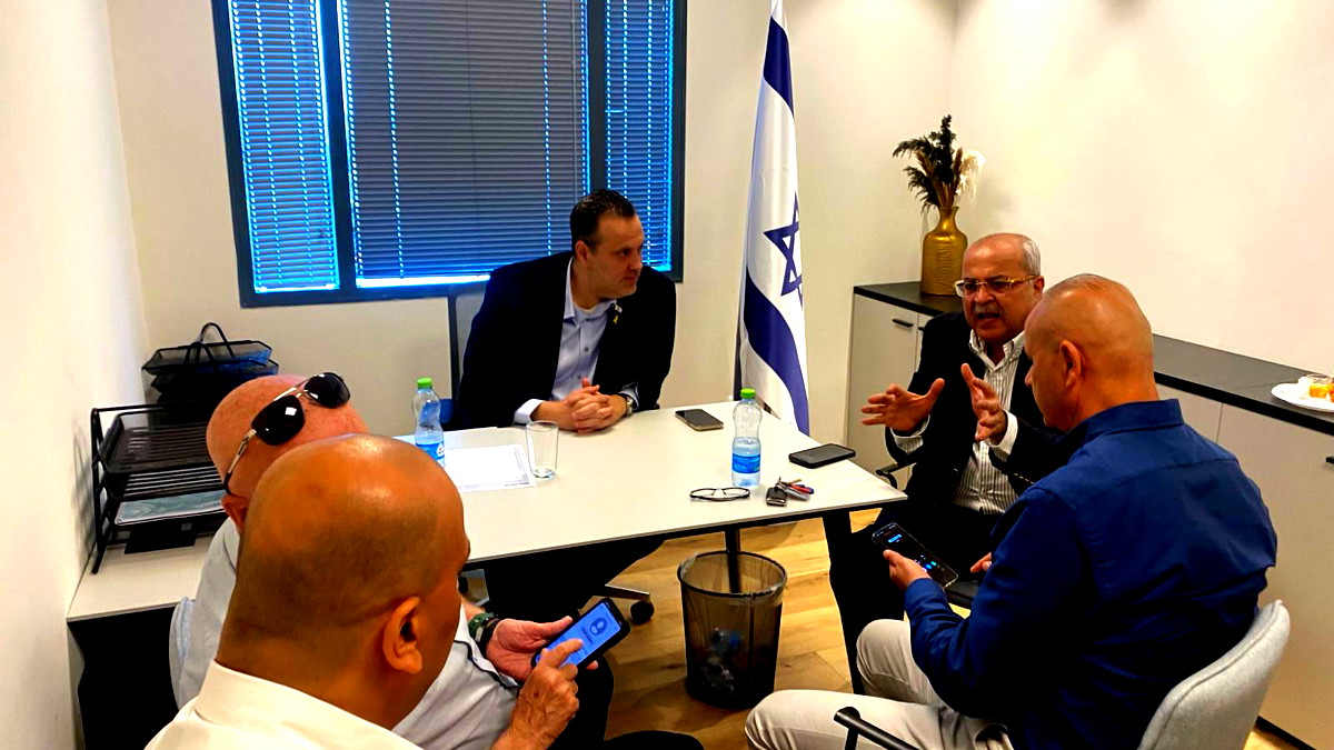 جلسة عمل لرئيس بلدية قلنسوة والنائب الطيبي مع وزير الثقافة والرياضة