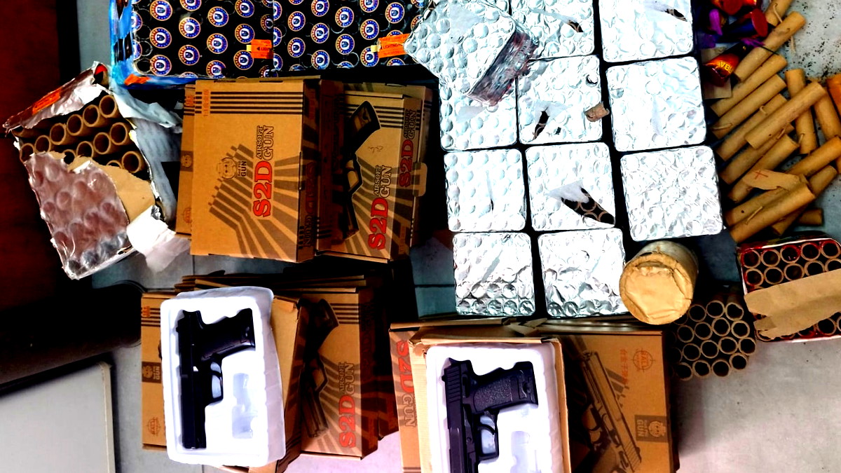 اعتقال شابين من يطا بشبهة حيازة كمية كبيرة من الوسائل القتالية بشكل غير قانوني