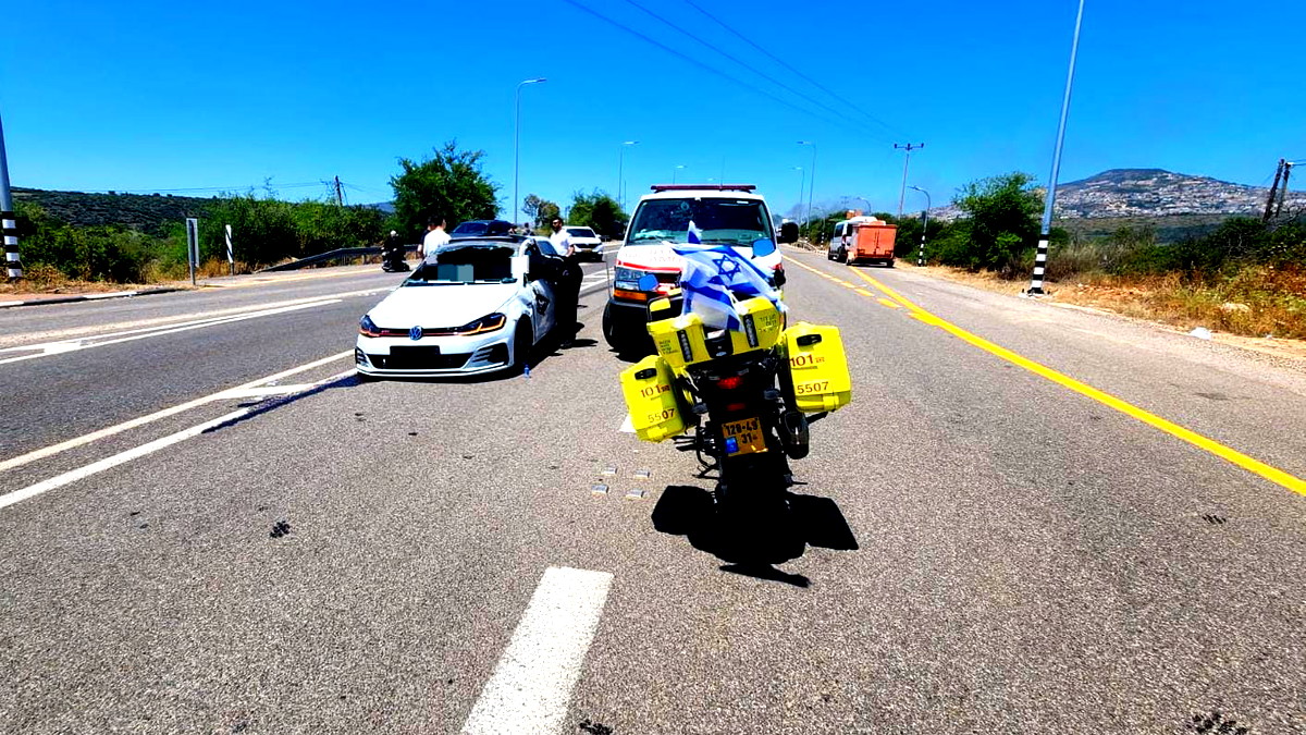  إصابة خمسة أشخاص بينهم شاب (30 عامًا) بحالة خطيرة إثر حادث طرق وقع بين مركبتين على شارع 807 بالقرب من المغار