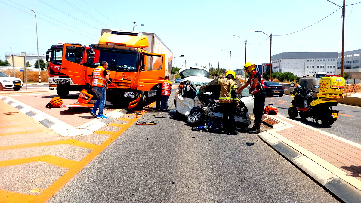 كفار سابا: إصابة سيّدة بجراح متوسّطة إثر حادث طرق وقع بين مركبة وشاحنة