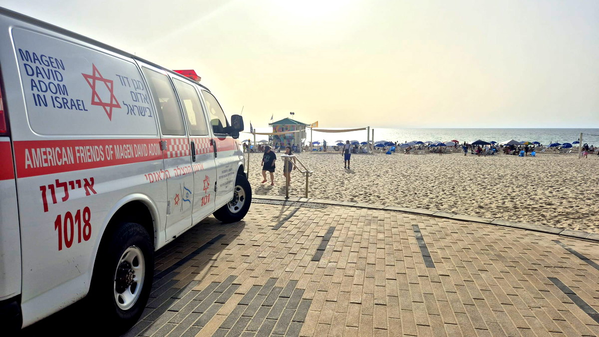 عمليات انعاش لرجل (40 عامًا) إثر تعرّضه للغرق في ريشون ليتسيون- تم نقله للمستشفى بحالة حرجة