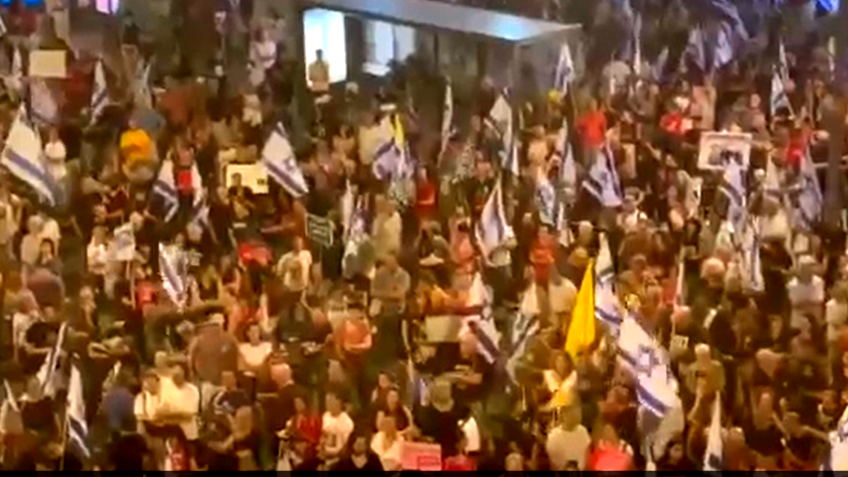 عائلات الأسرى الإسرائيليين في غزة تتهم نتنياهو بالتخلي عن أرواح أبنائها عبر توسيعه عملية رفح