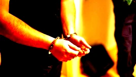 تقديم 6 لوائح اتهام ضد 18 متهمًا بتهم تتعلق بتجارة الأسلحة والمخدرات