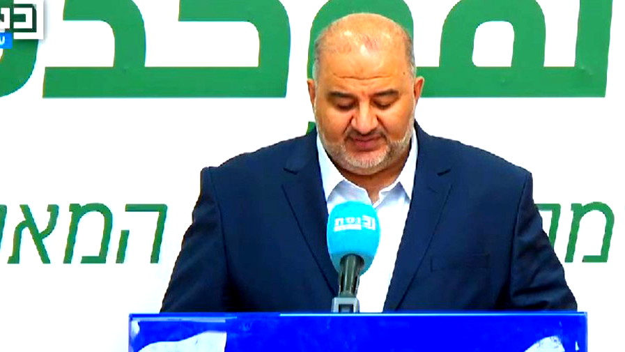 منصور عباس في أول تصريح بعد عودته من الإمارات: على إسرائيل أن تخرج من جمودها الفكري وأن تدفع نحو سلام شامل يوقف الحرب ويعطي أملًا للشعبين